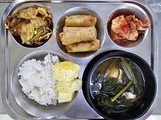 12.27:쌀밥,시금치된장국,마라샹궈,스프링롤,배추김치,파인애플