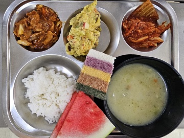12.29:쌀밥,야채스프,돈육폭찹,고구마샐러드,볶음김치,수박,떡
