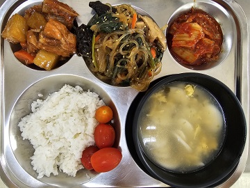 1.3:쌀밥,떡국,돈육갈비조림,잡채,배추김치,방울토마토