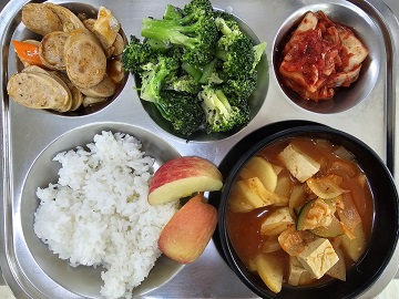 1.8:쌀밥,고추장감자찌개,소세지양배추볶음,브로콜리샐러드,배추김치,사과