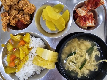 1.9:카레라이스,부추계란국,팝콘치킨&케찹,단무지,배추김치,파인애플