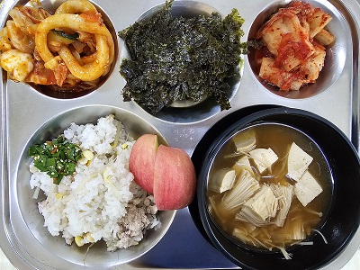 3.4:콩나물밥&양념장,팽이된장국,오징어야채볶음,김가루,배추김치,사과