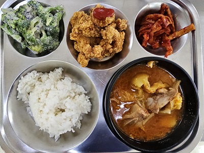 3.5:쌀밥,감자탕,팝콘치킨&케찹,브로콜리샐러드,무말랭이무침
