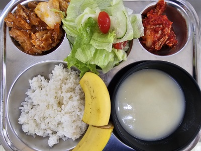 3.8:쌀밥,크림스프,돈육폭찹,양상추샐러드&소스,배추김치,바나나