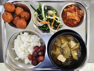 3.11:쌀밥,호박감자된장국,미트볼조림,시금치무침,김치볶음,포도