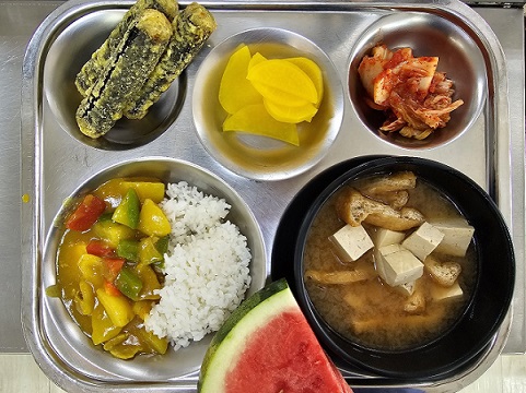 3.15:카레라이스,유부된장국,김말이튀김,단무지,배추김치,수박