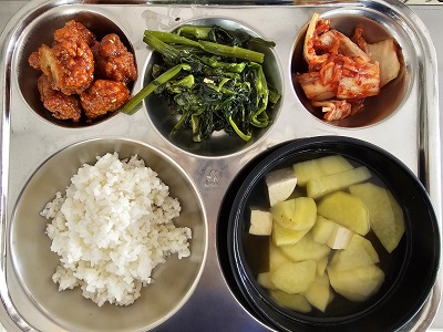 3.21:쌀밥,다시마감자국,닭강정,캉콩볶음,배추김치