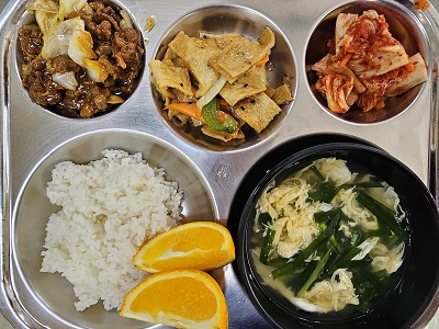 3.25:쌀밥,부추계란국,소고기양배추볶음,어묵피망볶음,배추김치,오렌지