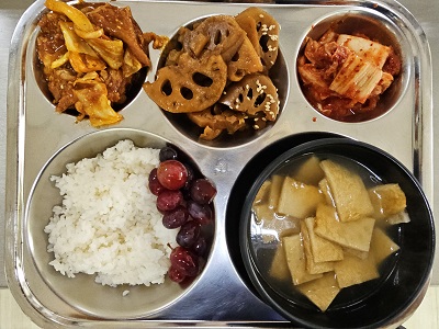 4.1:쌀밥,어묵국,오징어목살볶음,연근샐러드,배추김치,포도
