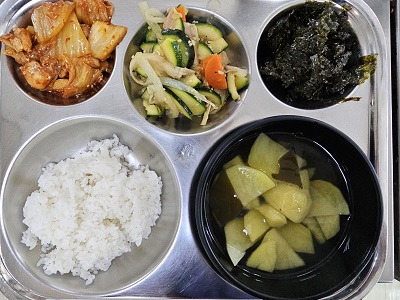 4.4:쌀밥,다시마감자국,닭살김치볶음,느타리호박볶음,조미김가루