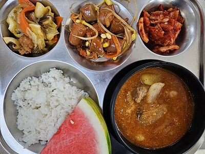 4.8:쌀밥,감자탕,궁중떡볶이,소세지콩나물찜,배추김치,수박