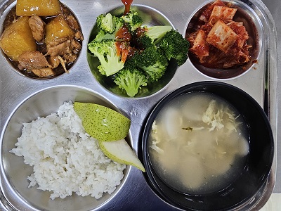 4.15:쌀밥,떡국,닭감자조림,브로콜리&초장,배추김치,배
