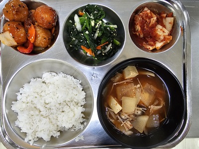 4.16:쌀밥,버섯찌개,미트볼조림,시금치무침,배추김치
