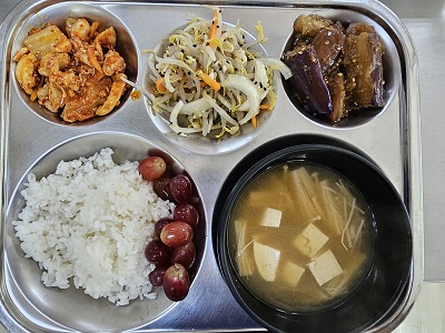5.13:쌀밥,팽이된장국,닭살김치볶음,가지볶음,숙주무침,포도