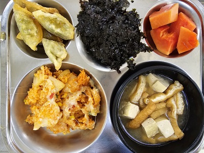 5.23:김치볶음밥,유부된장국,만두탕수,조미김가루,파파야